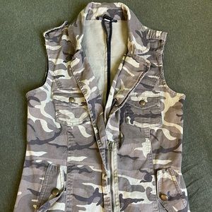 Camouflage zipper vest